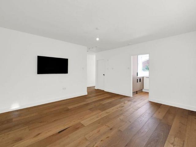 Apartment for rent in Oakwood, Greater London
