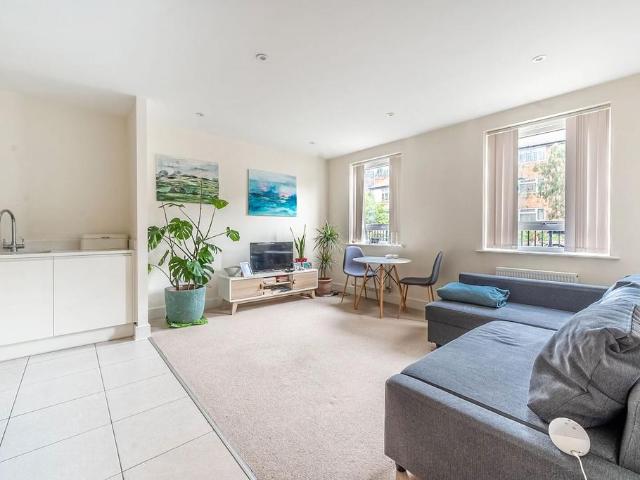 Flat for rent in Pinner, Greater London