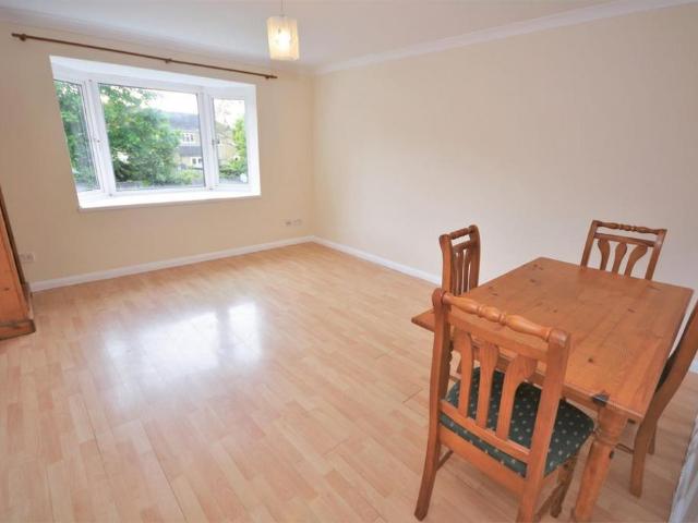 Flat for rent in London Borough of Merton, Collier's Wood
