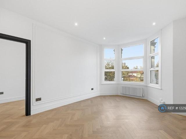 Flat for rent in London Borough of Ealing, Greater London