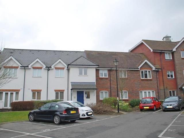 Flat for rent in Perryfields, West Sussex