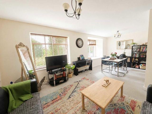 Apartment for rent in Bush Hill Park, Greater London