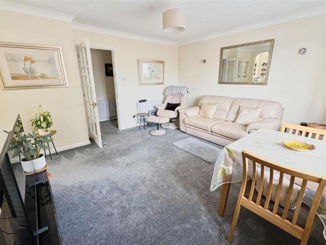Apartment for rent in Little Common, Heathlands
