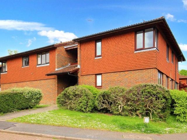 Flat for rent in Lychpit, Priest Down
