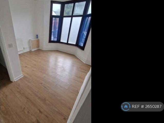 Flat for rent in Goldthorn Hill, West Midlands