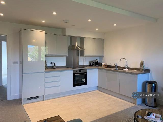 Flat for rent in Bagshot Green, Surrey Heath