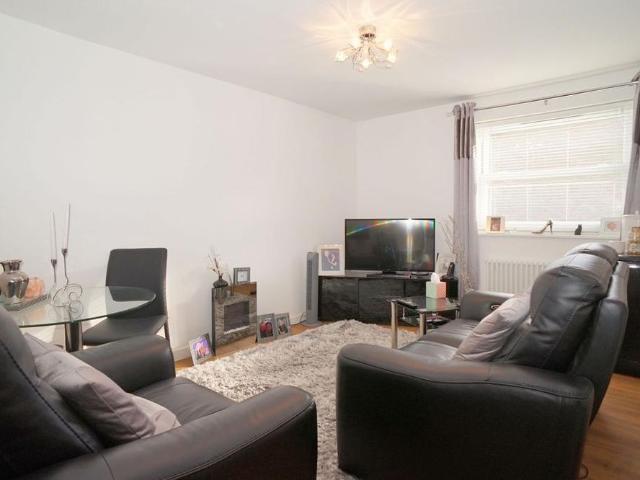 Apartment for rent in Longlands, Greater London