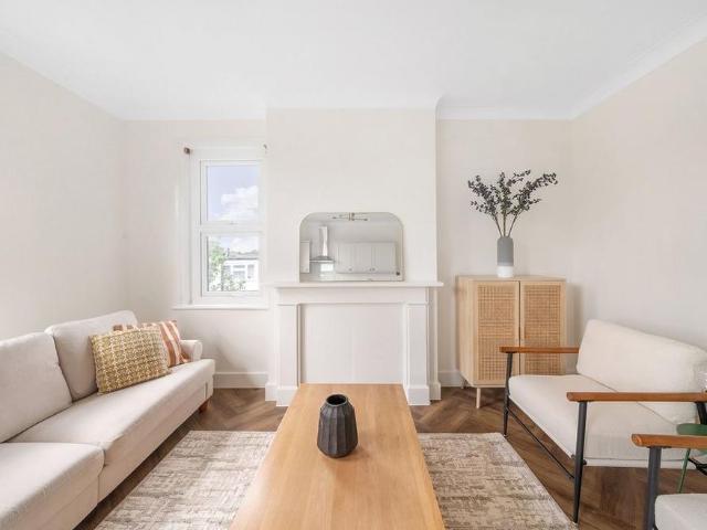 Apartment for rent in The Wrythe, Greater London