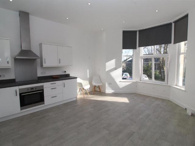 Flat for rent in Allt-yr-yn, Wales