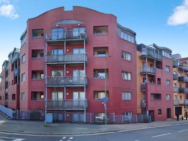 Flat for rent in The Image, Pouchen End