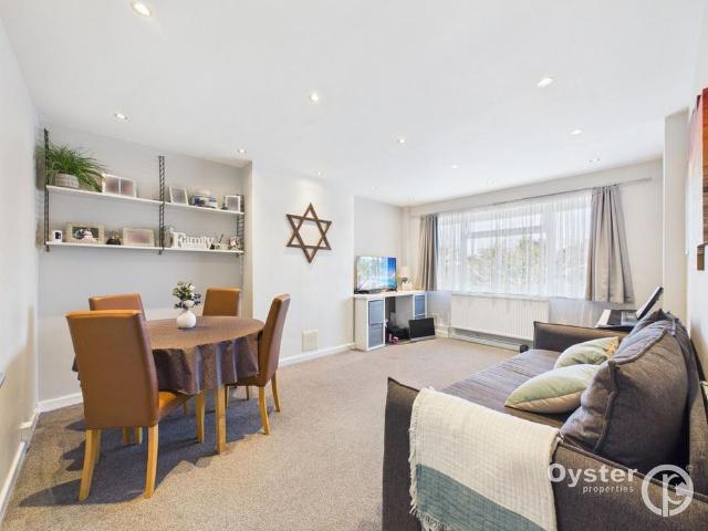 Apartment for rent in Little Stanmore, Greater London