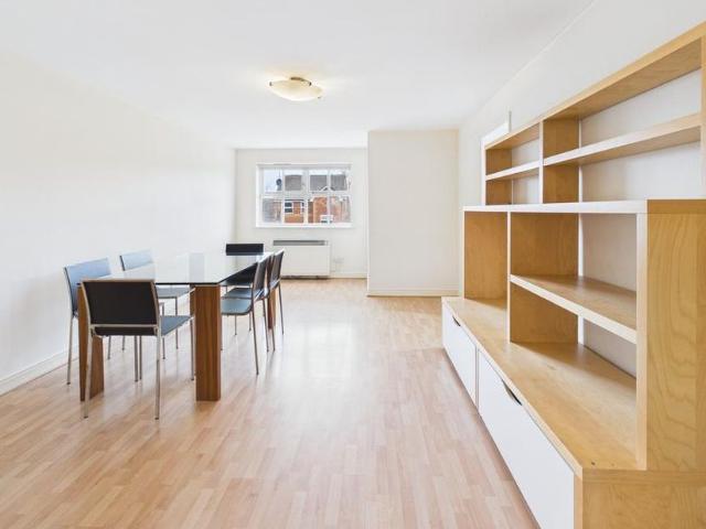 Apartment for rent in Furzedown, Greater London