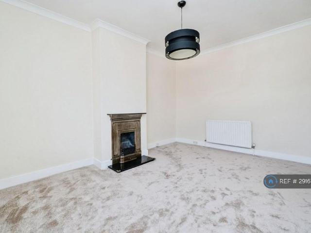 Apartment for rent in Blackhills, Surrey