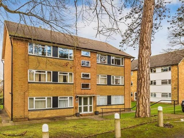 Flat for rent in Caterham Valley, Hillview
