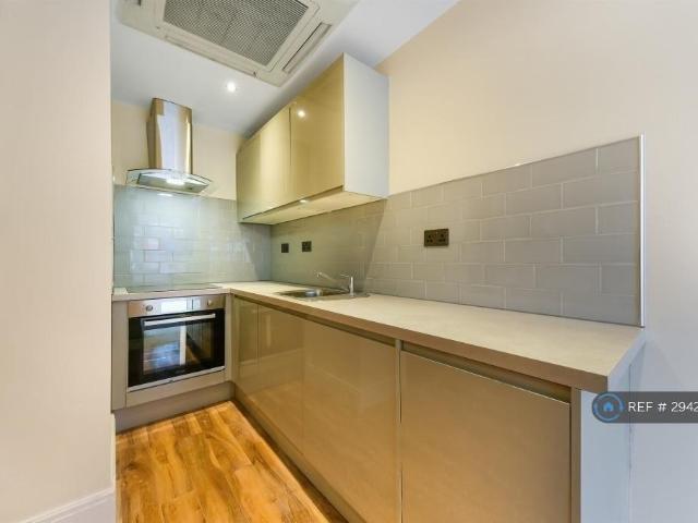 Flat for rent in Furzedown, Greater London