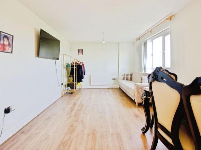 Apartment for rent in Fallow Corner, Greater London