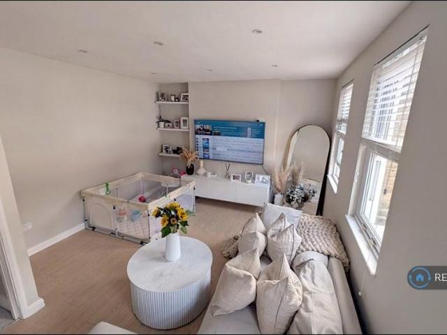 Apartment for rent in Shortlands, Greater London