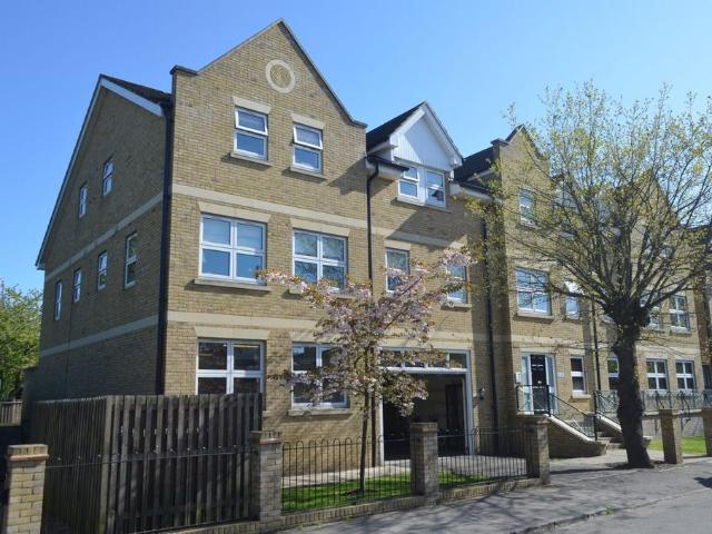 Flat for rent in Knowle Green, Lower Halliford