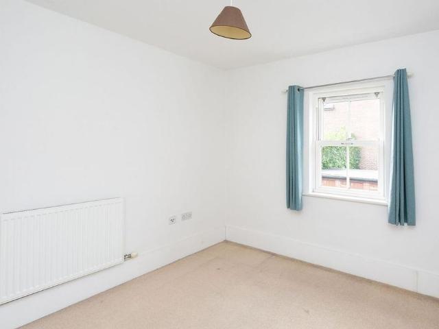 Apartment for rent in Moorend, Pouchen End