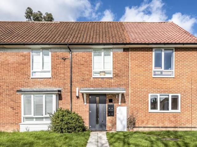 Flat for rent in Little Stanmore, Greater London