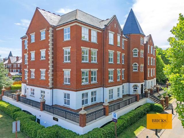 Flat for rent in Fairlop, Greater London