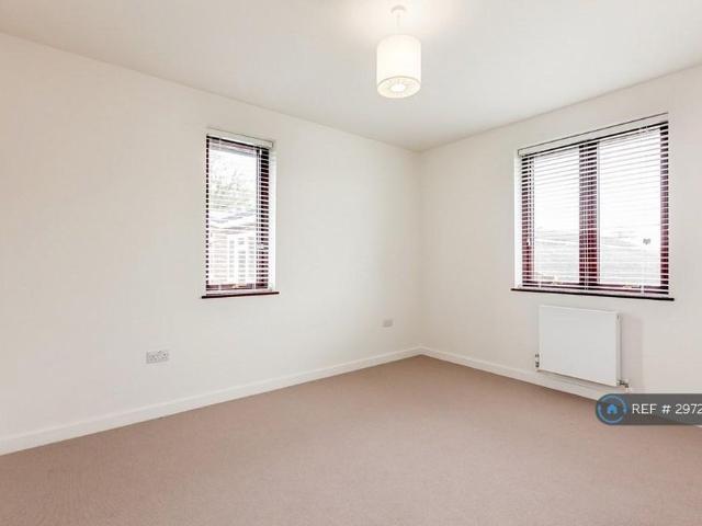 Apartment for rent in Row Town, Surrey