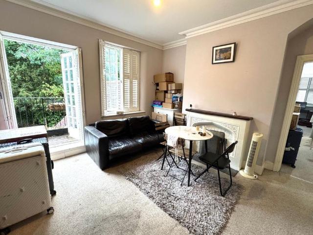 Apartment for rent in Row Town, Surrey