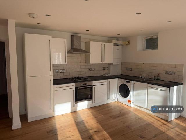 Flat for rent in London Borough of Croydon, Addiscombe