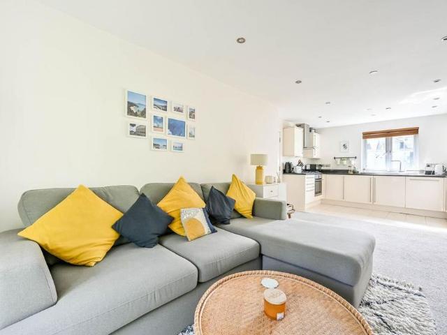 Apartment for rent in Horsell, Woking