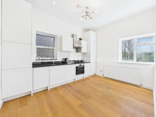 Flat for rent in London Borough of Ealing, Greater London