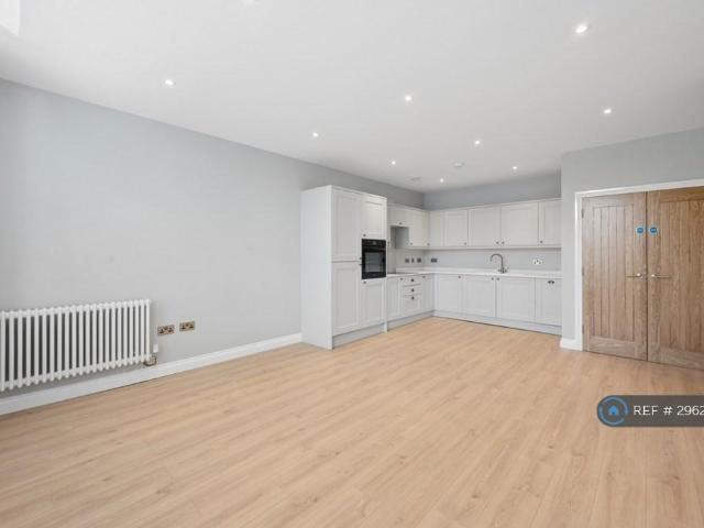 Flat for rent in Calderstones