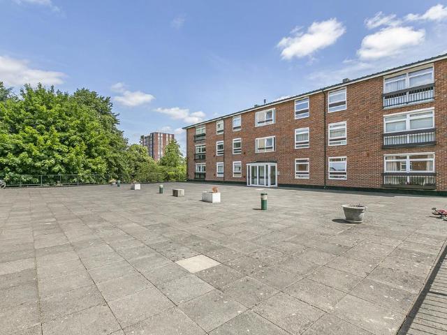 Flat for rent in London Borough of Croydon, Addiscombe