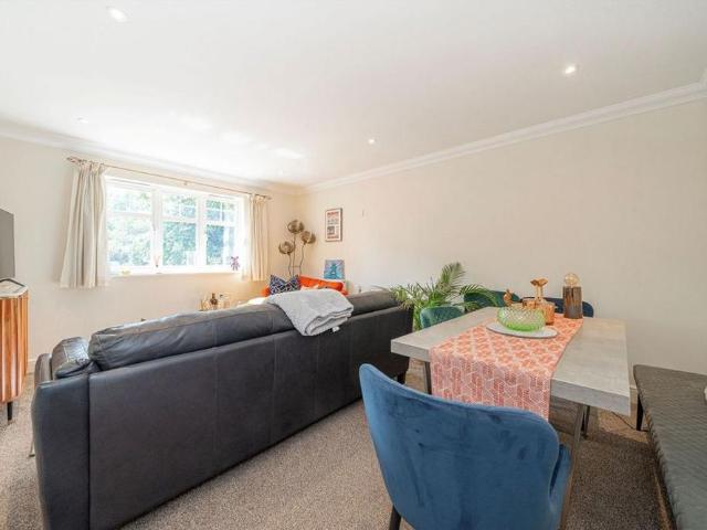 Apartment for rent in Blackhills, Surrey
