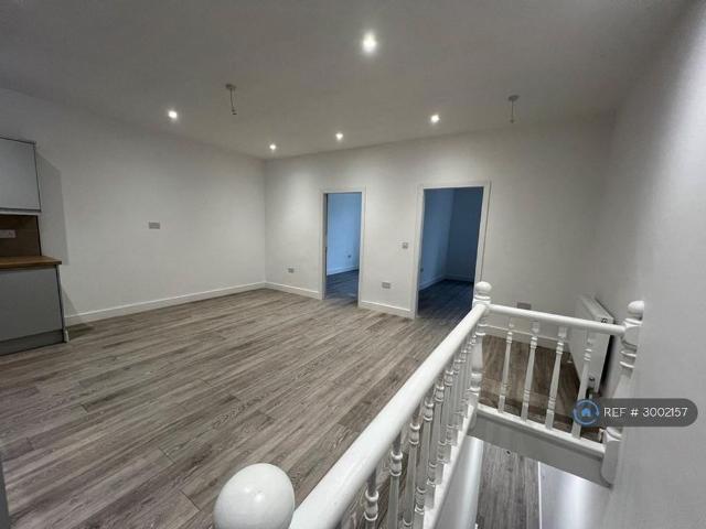Apartment for rent in Deeplish, Burnedge
