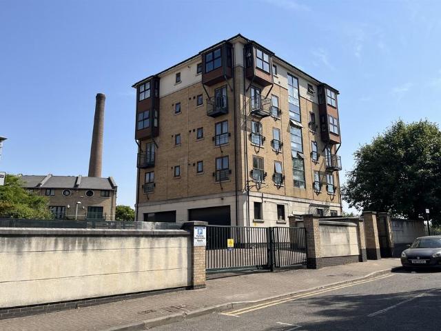Flat for rent in Silvertown, Greater London