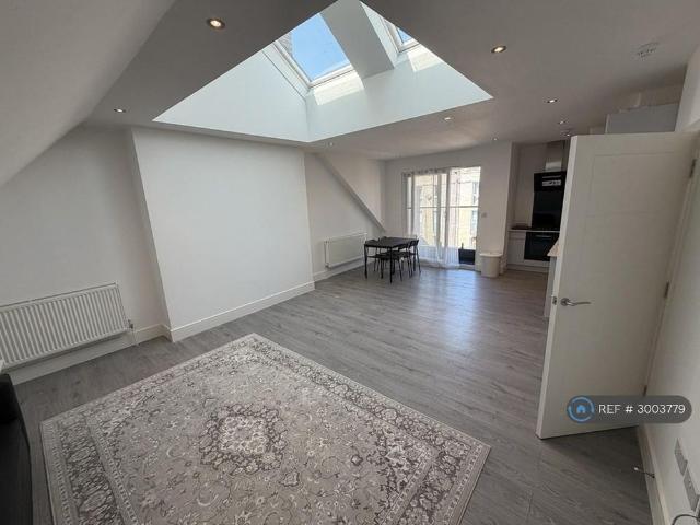 Apartment for rent in Woodcote, Epsom