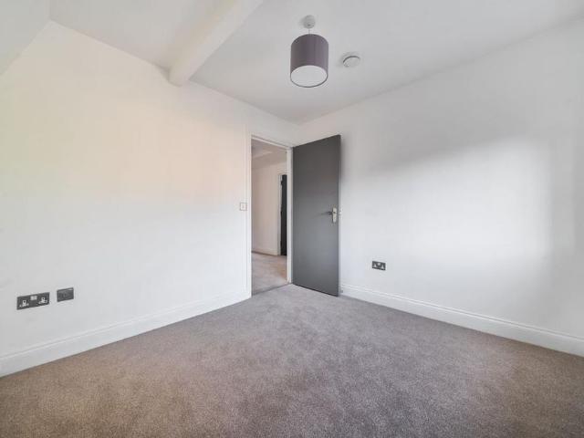 Apartment for rent in Fole, Surrey