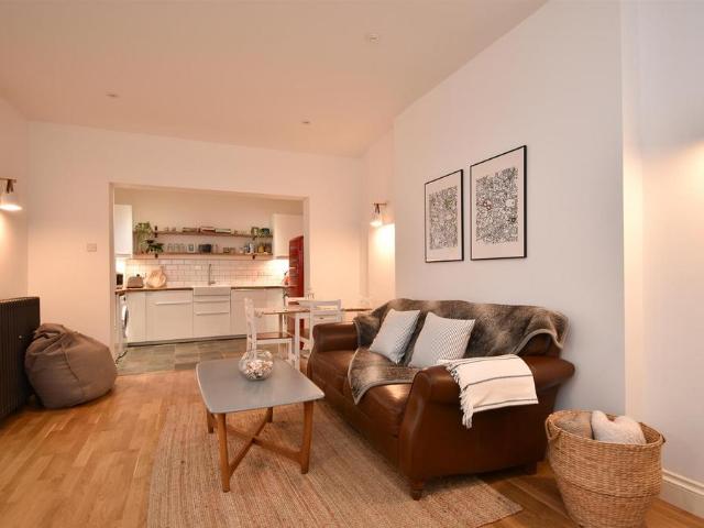 Flat for rent in Bohemia, Guestling Green