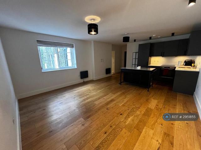 Flat for rent in London Borough of Ealing, Greater London
