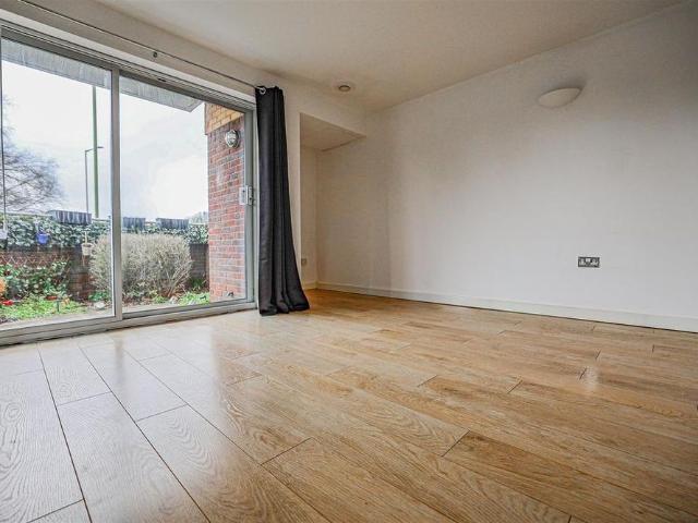 Apartment for rent in Moorend, Pouchen End