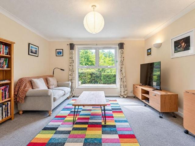 Flat for rent in Binscombe, Waverley