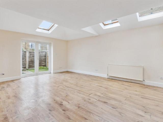 Flat for rent in London Borough of Ealing, Greater London