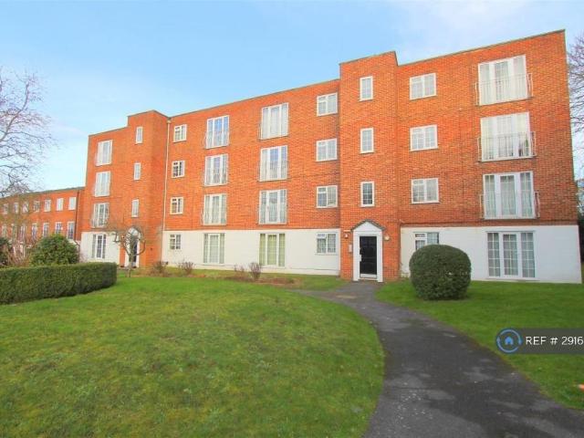 Flat for rent in Woodcote Green, Greater London
