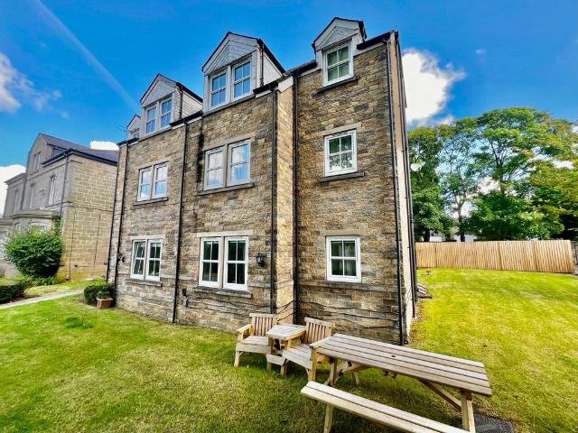 Flat for rent in West Park, West Yorkshire