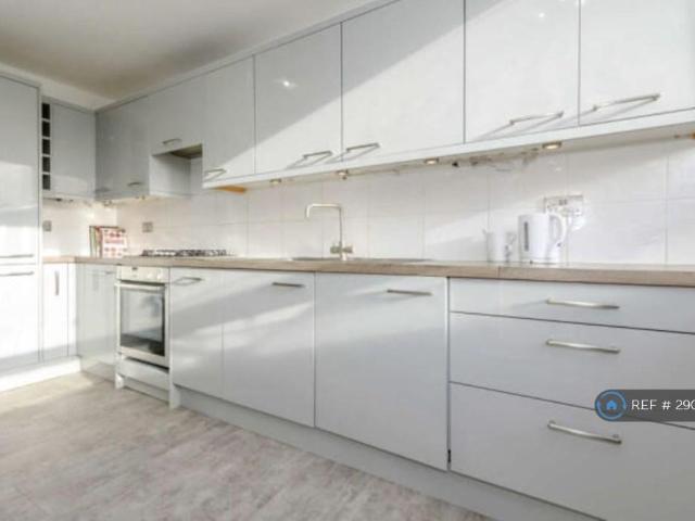 Flat for rent in Southfields, Greater London