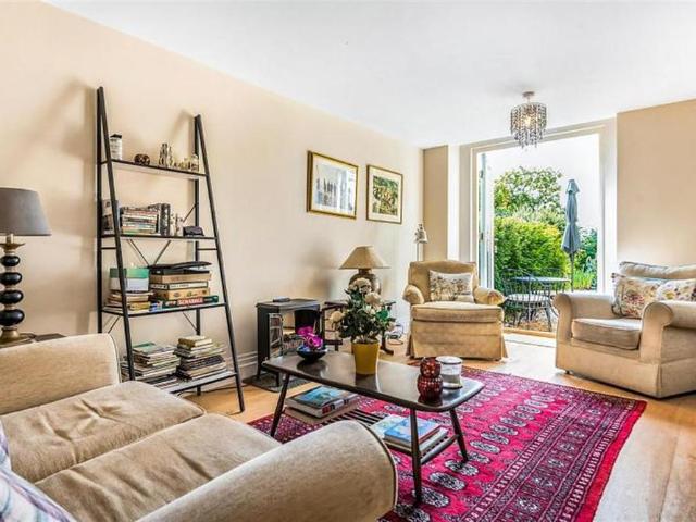 Apartment for rent in Littlecote, West Sussex
