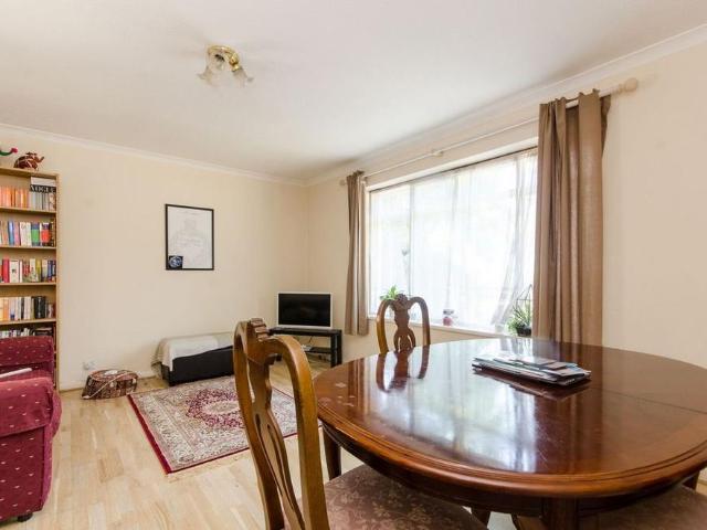 Apartment for rent in London Borough of Merton, Raynes Park