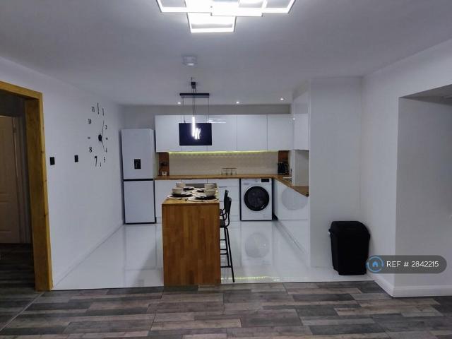 Flat for rent in Newarthill, Scotland