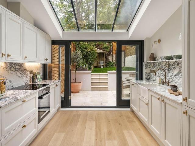 Flat for rent in North Kensington, Greater London
