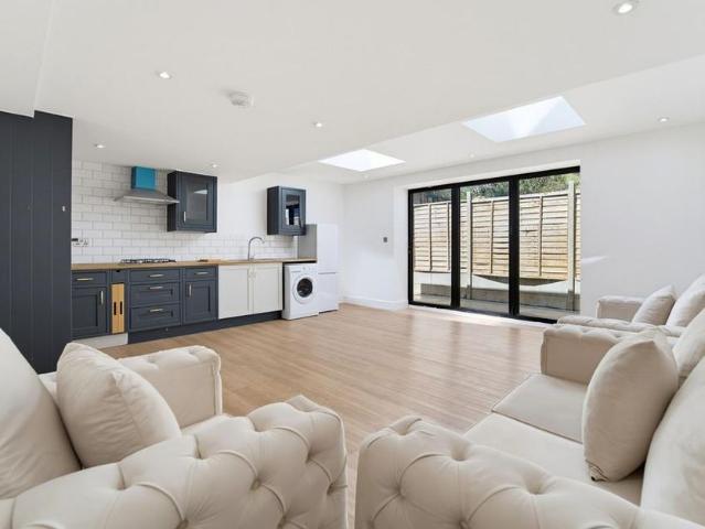 Apartment for rent in Blackhills, Surrey